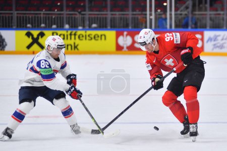Téléchargez les photos : LETTONIE, RIGA - 14.05.23 : HAAS Gaetan, GRANATH Philip. Match Norvège vs Suisse. IIHF 2023 Championnat mondial de hockey sur glace à l'aréna Riga - en image libre de droit