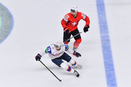 Foto de LETONIA, RIGA - 14.05.23: SALSTEN Havard, LOEFFEL Romain. Juego Noruega vs Suiza. IIHF 2023 Campeonato Mundial de Hockey sobre Hielo en Arena Riga - Imagen libre de derechos