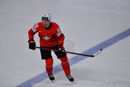 Foto de LATVIA, RIGA - 18.05.23: MOSER Janis. Juego Suiza vs Eslovaquia. IIHF 2023 Campeonato Mundial de Hockey sobre Hielo en Arena Riga - Imagen libre de derechos