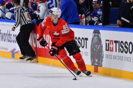 Foto de LATVIA, RIGA - 18.05.23: MOSER Janis. Juego Suiza vs Eslovaquia. IIHF 2023 Campeonato Mundial de Hockey sobre Hielo en Arena Riga - Imagen libre de derechos