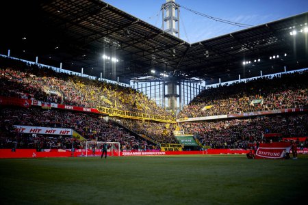 Foto de COLOGNE, ALEMANIA - 20 ENERO, 2024: Apoyo a los Fans. El partido de fútbol de la Bundesliga 1.FC Koeln vs Borussia Dortmund en el Rhein Energie Stadion - Imagen libre de derechos