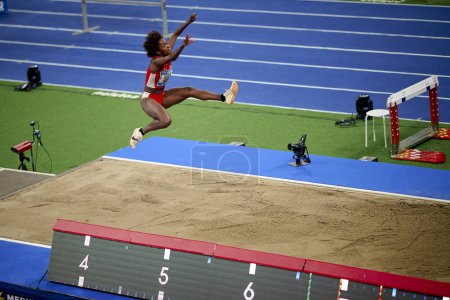 Foto de DUSSELDORF, ALEMANIA - 4 FEBRERO, 2024: Maryse Luzolo en el salto de longitud ISTAF Interior. Competencia de atletismo en PSD BANK DOME - Imagen libre de derechos
