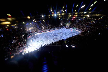 Téléchargez les photos : COLOGNE, ALLEMAGNE - 21 FÉVRIER 2024 : Match de hockey de DEL Koelner Haie - Eisbaeren Berlin à LANXESS ARENA - en image libre de droit