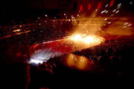 Téléchargez les photos : COLOGNE, ALLEMAGNE - 21 FÉVRIER 2024 : Match de hockey de DEL Koelner Haie - Eisbaeren Berlin à LANXESS ARENA - en image libre de droit
