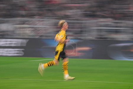 Foto de DORTMUND, ALEMANIA - 6 ABRIL, 2024: Julian Brandt, El partido de fútbol de Bundesliga Borussia Dortmundh vs Stuttgart en Signal Iduna Park - Imagen libre de derechos