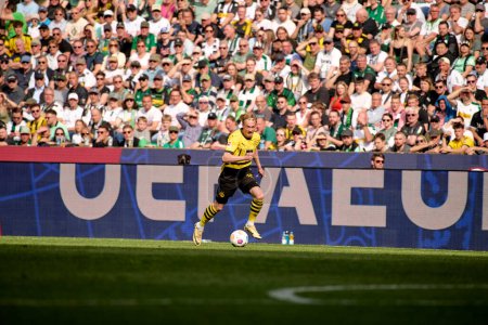 Foto de MOENCHENGLADBACH, ALEMANIA - 13 ABRIL, 2024: El partido de fútbol de la Bundesliga Borussia Moenchengladbach vs Borussia Dortmund en Borussia Park - Imagen libre de derechos