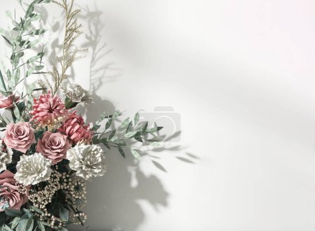 Foto de Hermoso, colorido ramo de boda telón de fondo, blanco, rosa, flores verdes, rosas, vegetación, ramita a la luz del sol, sombra en blanco pared blanca para la decoración de fondo 3D - Imagen libre de derechos