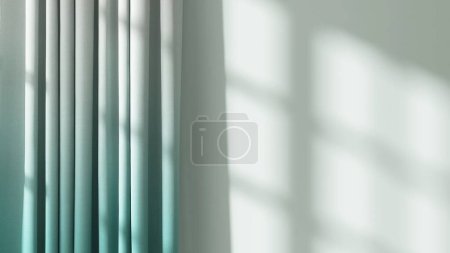 Foto de Cortina de tinte de corbata de degradado azul turquesa y pared verde pastel a la luz del sol, sombra de rejillas de ventana para la decoración interior moderna, cosmética de lujo, cuidado de la piel, tratamiento de belleza fondo del producto 3D - Imagen libre de derechos