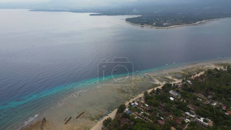 Foto de Vista superior de las pequeñas islas Gili cerca de Bali, Lombok. Pequeñas islas tropicales se encuentran en el Océano Índico. Agua turquesa y arena blanca, ideal para el buceo y el snorkel. Foto de alta calidad - Imagen libre de derechos