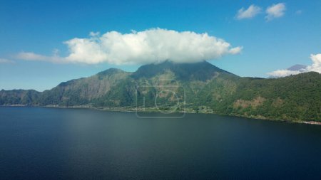Foto de Vista aérea del lago Batur en la caldera del volcán activo Batur en Bali, Indonesia. Los rayos del sol caen sobre la superficie del agua creando un reflejo. Foto de alta calidad. - Imagen libre de derechos