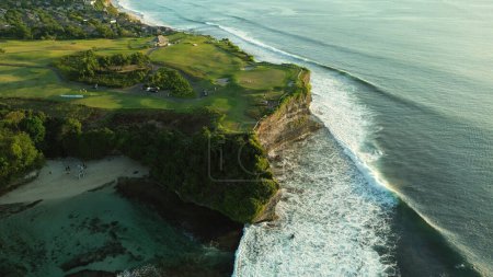 Foto de Vista superior de un club de golf en un acantilado cerca del Océano Índico. Lujosa vista para golf, vacaciones en familia. Bali, Dreamland beach, el acantilado en el que se encuentra el campo de golf. - Imagen libre de derechos