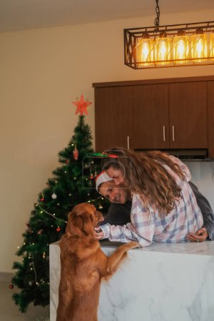 Téléchargez les photos : Vue aérienne des mains d'une jeune femme qui emballe un cadeau de Noël pour son chien. Emballage des os de chien dans du papier cadeau. L'ombre des bois de cerf tombe sur le papier. - en image libre de droit