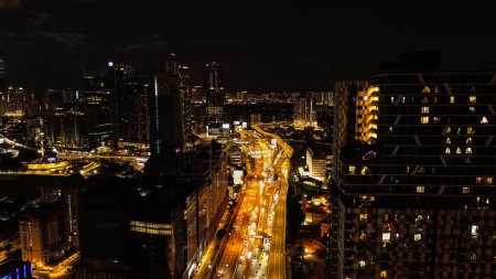 Téléchargez les photos : Vue aérienne de la ville nocturne de Kuala Lumpur en Malaisie. Capitale en Asie du Sud-Est. Vue des rues à la lumière des veilleuses, circulation sur les routes la nuit. - en image libre de droit
