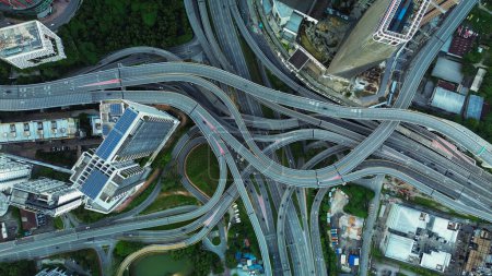 Téléchargez les photos : Vue aérienne de l'autoroute en Malaisie dans la ville de Kuala Lumpur, Penchala link. Vue aérienne d'une intersection de la circulation qui prête à confusion. Architecture et urbanisme de la capitale. - en image libre de droit