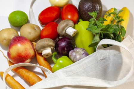 Lebensmitteleinkaufskonzept und Null-Abfall-Konzept. Frisches Gemüse und Obst in einer wiederverwendbaren Öko-Baumwolltasche. Nahaufnahme, Draufsicht, Kopierraum.