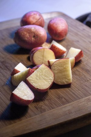 Téléchargez les photos : Pommes de terre rouges fraîches coupées en dés. Photo de haute qualité - en image libre de droit