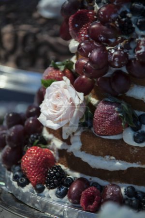 Téléchargez les photos : Gâteau de mariage au chocolat aux fraises. Photo de haute qualité - en image libre de droit