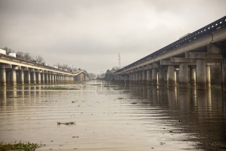 Foto de Puente interestatal sobre el pantano de la cuenca de Atchafalaya. Foto de alta calidad - Imagen libre de derechos