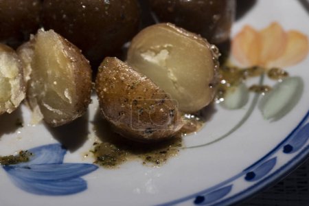 Téléchargez les photos : Bébé patates douces rouges dans une sauce au beurre à l'ail. Photo de haute qualité - en image libre de droit