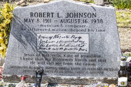 Téléchargez les photos : Marqueur funéraire Robert Johnson à Greenwood, MS Considéré comme la plus grande influence sur les premiers blues connus sous le nom de Delta Blues. Photo de haute qualité - en image libre de droit