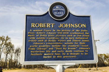 Téléchargez les photos : Marqueur funéraire Robert Johnson à Greenwood, MS Considéré comme la plus grande influence sur les premiers blues connus sous le nom de Delta Blues. Photo de haute qualité - en image libre de droit
