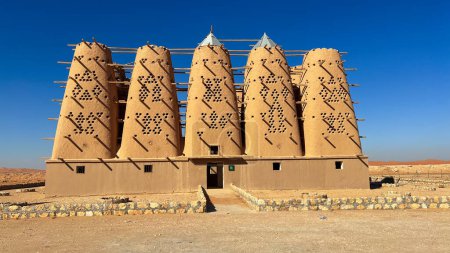 Foto de Torres de palomas en Ad Dilam, Arabia Saudita: un humilde ejemplo de arquitectura árabe - Imagen libre de derechos