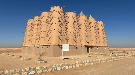 Foto de Torres de palomas en Ad Dilam, Arabia Saudita: un humilde ejemplo de arquitectura árabe - Imagen libre de derechos