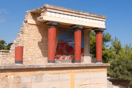 Téléchargez les photos : Entrée Nord, Propylaeum, de l'ancien Palais Minos Minoen de Konssos, Grèce, Krete, pendant la journée ensoleillée contre le ciel bleu et les nuages blancs, vue de face - en image libre de droit