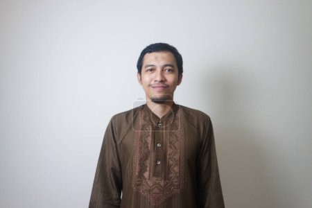 Téléchargez les photos : Musulman asiatique homme sourire isolé sur fond blanc - en image libre de droit