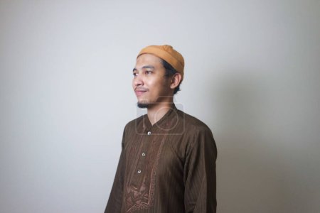 Téléchargez les photos : Musulman asiatique homme sourire isolé sur fond blanc - en image libre de droit