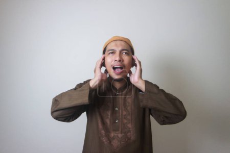 Religieux musulman lit dans l'oreille azan ou iqamah isolé sur fond blanc