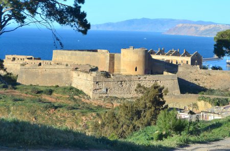 Téléchargez les photos : Fort Santa Cruz situé à une hauteur à Oran, Algérie - en image libre de droit