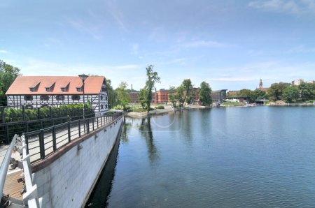 Foto de Vista del casco antiguo de Bydgoszcz situado en los canales, Polonia - Imagen libre de derechos
