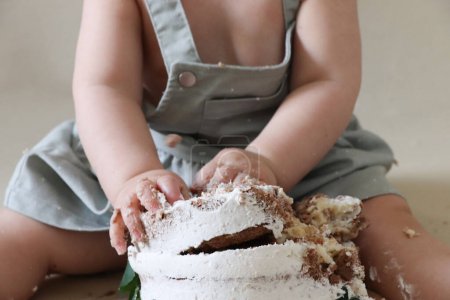 Foto de Pastel de puré, niña con pastel de puré en su primer cumpleaños. Enfoque selectivo. - Imagen libre de derechos