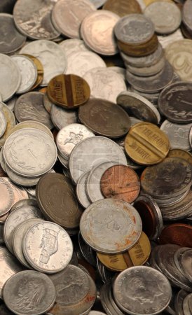 Foto de Foto vertical de monedas vintage, colección de monedas vintage en el bazar antiguo. Enfoque selectivo. - Imagen libre de derechos
