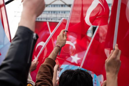 Türkische Nationalflaggen. Türkische Nationalflaggen aus der Ferne in Ankara. Selektiver Fokus.