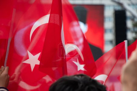 Foto de Banderas nacionales turcas. Banderas nacionales turcas desde la distancia en Ankara. Enfoque selectivo. - Imagen libre de derechos