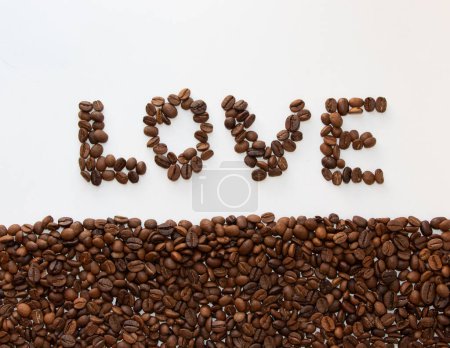 Foto de Texto de amor. Un grupo de granos de café escribiendo texto de amor aislado sobre fondo blanco. Concepto idea. - Imagen libre de derechos