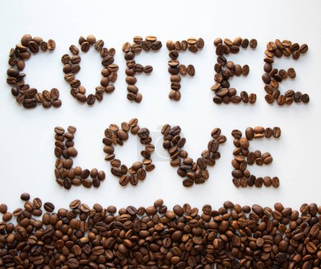 Foto de Coffee Love. Un grupo de granos de café marrón escribiendo "Coffee Love" aislado sobre fondo blanco. Concepto idea. - Imagen libre de derechos