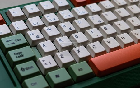Foto de Cerrar la foto de un teclado de ordenador. Teclado de ordenador con botones verde, naranja y blanco. Enfoque selectivo. - Imagen libre de derechos