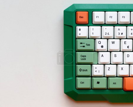 Foto de Vista superior del teclado parcial verde y naranja aislado sobre fondo blanco. - Imagen libre de derechos