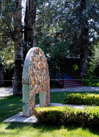 Foto de Cankaya, Ankara, Turquía - 21 de agosto de 2023: Esta escultura, conocida como "23 Nisan Heykeli" en turco se encuentra en el Parque Kugulu, que es el parque central más popular de Ankara. - Imagen libre de derechos