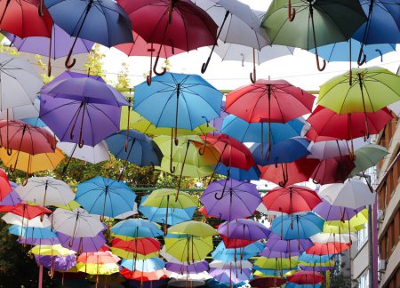 Foto de Un grupo de paraguas colgantes multicolores. Vista desde abajo bajo un grupo de paraguas colgantes multicolores en una calle en Ankara, Turquía. - Imagen libre de derechos