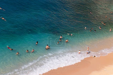 Foto de Verano en la playa. Gente en el mar azul y ondulado con hermosa arena en verano. - Imagen libre de derechos