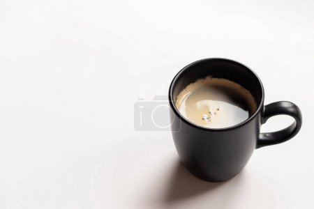 Foto de Vista superior de una taza de café negro con espacio para copiar el texto. Moderna cama plana. Fondo blanco. - Imagen libre de derechos