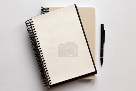 Foto de Espacio de trabajo con cuaderno en blanco aislado sobre fondo blanco. Piso laico, vista superior moderno escritorio de la mesa de oficina. - Imagen libre de derechos