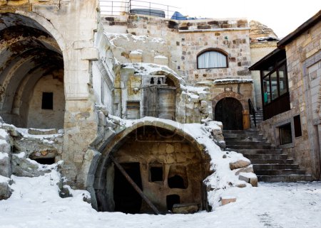 Foto de Cueva. Vista frontal de un hotel construido dentro de una cueva en Capadocia en Turquía. - Imagen libre de derechos