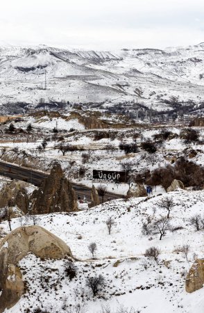 Foto de Foto vertical de una hermosa ciudad nevada en Turquía. Dice "rgp Capadocia" en turco en medio de la foto . - Imagen libre de derechos