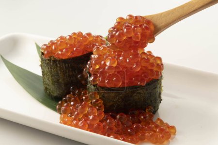 Japonés delicioso salmón roe sushi