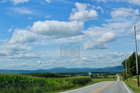 wunderschöne Landschaft mit einer Straße und blauem Himmel